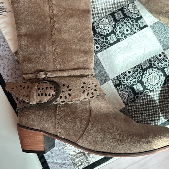 Brand new. Tried on but lived in the closet.Faux suede cowgirl boots Tan size 11 - Picture 3 of 9